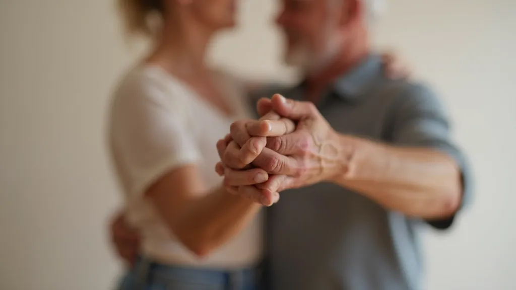 Mãos de um casal em posição correta de dança, mostrando postura e contacto apropriado